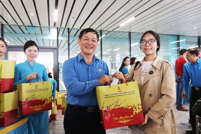 Vietnam Airlines operates free Tet flights for disadvantaged workers